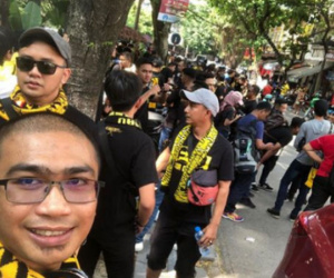 Bỏ ngoài tai lời cảnh báo, fan cuồng Malaysia check in bia hơi Hà Nội, đi lại rầm rộ trên đường phố thủ đô