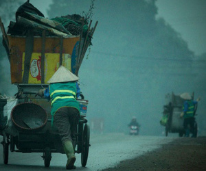 Dân mạng bức xúc trước câu chuyện nam sinh xấu hổ vì có mẹ làm lao công: 'Tại sao mẹ bằng tuổi người ta mà nhìn mẹ già thế?'