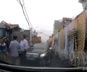 Video: Ẩu đả dữ dội vì mâu thuẫn rạp cưới dựng chiếm lòng đường gây ùn tắc