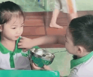 Cậu bé mẫu giáo chỉn chu xúc cơm cho bạn gái, nhìn cảnh lau miệng mà cư dân mạng phải 'quắn qoéo' vì quá dễ thương