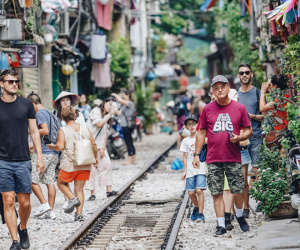 Ảnh: Du khách nước ngoài vẫn tìm đến check-in dù 'phố cà phê đường tàu' đã chính thức bị xóa sổ