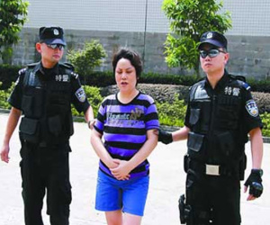 'Chị đại' khét tiếng TQ cùng lúc mua vui với hàng chục trai trẻ