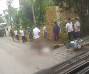 Chồng bị ô tô cán tử vong, vợ nguy kịch sau khi đâm trúng chó chạy qua đường