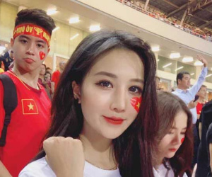 Gái xinh khoe ảnh xem bóng đá nhưng tất cả những gì cư dân mạng chú ý lại là biểu cảm của thánh chụp ké phía sau