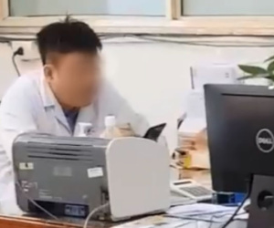 Xôn xao hình ảnh bác sĩ ngồi thản nhiên xem điện thoại dù bệnh nhân xếp hàng dài chờ đợi trong giờ hành chính