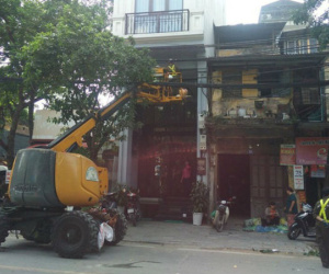 Sự thật thông tin công nhân cây xanh dùng xe chuyên dụng thay bóng đèn cho khách sạn