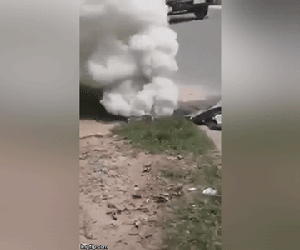 Video: Cột khói trắng cuồn cuộn bốc lên từ lòng đất ở Bình Dương khiến nhiều người hiếu kì