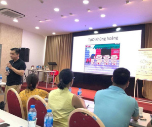 Vừa khoả thân ở Mã Pì Lèng, Hiếu Orion lại dùng chính hình biếm hoạ '4 chú lợn đi phượt' để giảng về vấn đề 'tạo khủng hoảng' trong truyền thông
