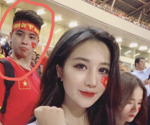 Anh chàng chụp ké trên sân Mỹ Đình bỗng nổi tiếng trên MXH nhờ vẻ ngoài điển trai