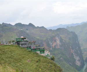Công trình sai phạm Panorama bất ngờ phủ xanh trên đèo Mã Pí Lèng, địa phương nói phải chờ xử lý