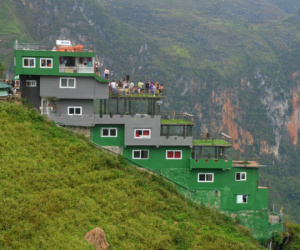 Ảnh: Tòa nhà trái phép Mã Pì Lèng Panorama bất ngờ được 'phủ xanh'