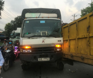 Bình Dương: Kinh hoàng thùng container tuột khỏi đầu kéo văng trúng đầu xe tải, tài xế hoảng hồn nhảy khỏi vô lăng