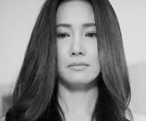 Nửa đêm mơ màng tỉnh dậy thấy vợ đang loay hoay trèo lên ban công rồi tôi phát điên khi hiểu rõ những điều cô ấy đang chịu đựng trong ngôi nhà này