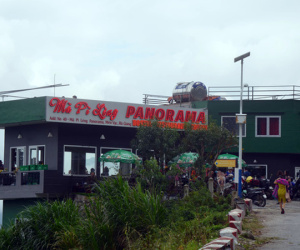 Người dân nói bà chủ 'gai bê tông' trên Mã Pì Lèng 'làm màu' khi bảo phát quần áo cho trẻ em bản địa