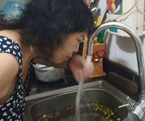 Vụ nước sạch có mùi lạ:'Nếu nước dùng dư lượng clo quá mức, người dân có thể phải đối mặt với nguy cơ khó thở, tràn dịch màng phổi'