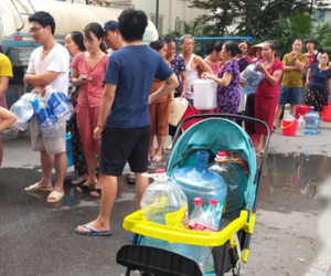 Hà Nội: Cư dân HH Linh Đàm xếp hàng nhận từng xô nước sạch, mòn mỏi chờ đợi kết quả xét nghiệm khi nước có mùi lạ