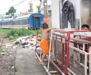 Phố đường Tàu ở Sài Gòn: Hàng rào kiên cố, người dân vui vẻ... trồng rau, nuôi gà, chụp hình 'sống ảo'