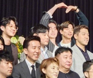 Đi dự đám cưới bạn thân, cặp đôi 'Yêu tinh - Thần chết' Gong Yoo và Lee Dong Wook bắn tim đáng yêu, chiếm trọn 'spotlight' của cô dâu chú rể