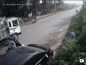Clip: Ô tô mở cửa thiếu quan sát va trúng xe máy, 2 người đàn ông tung người sát gầm xe tải khiến nhiều người thót tim