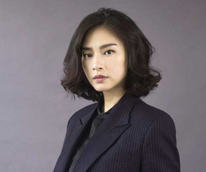 Vừa lên án nữ ca sĩ Kacey mặc áo dài Việt phản cảm, Ngô Thanh Vân lại gây tranh cãi vì diện phiên bản xuyên thấu, hở cả eo