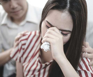 Lâu nay vẫn nhìn vợ bằng nửa con mắt, tới khi bị sếp 'dạy dỗ' giữa đám đông, chồng tôi cay cú nhiếc móc vợ rồi đổ cho tôi tội tày trời