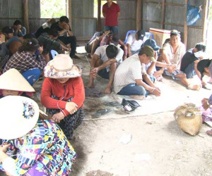 Bắt quả tang hàng chục người lắc tài xỉu trong ngôi nhà hoang ven sông