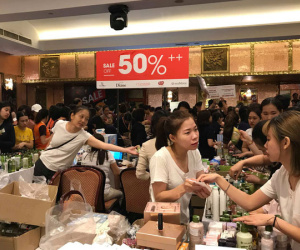 Người dân chen nhau như 'kiến vỡ tổ' săn hàng hiệu giảm giá tại Hà Nội