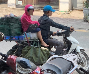 Khoảnh khắc người bố shipper và con gái nhỏ trên phố khiến người ta vội lấy điện thoại ghi lại
