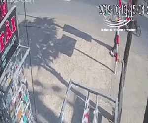 Kinh hoàng clip xe máy văng tung tóe trên vỉa hè, đôi nam nữ trượt mạnh hàng chục mét khiến nhiều người sợ hãi