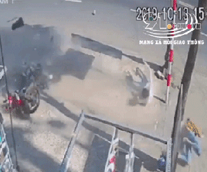 Video: Xe máy văng mạnh như bay, nam thanh niên cầm lái đập trúng cột biển báo