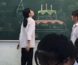Tổ chức sinh nhật kiểu học sinh: Không có tiền liền vẽ hẳn một chiếc bánh 'siêu to khổng lồ' để bạn thổi nến như thật