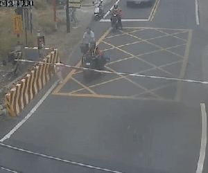 Người phụ nữ 27 tuổi tuyệt vọng quyết định tự tử, hình ảnh cô chạy lao ra đường ray nằm chờ xe lửa khiến ai cũng ám ảnh