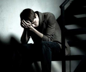 Về nhà lấy tập tài liệu để quên, tôi hoảng hốt gặp vợ nằm ngã gục ở chân cầu thang, biết nguyên nhân tôi thấy mình ngu dốt vô cùng