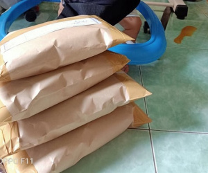 Shipper bị khách bùng đơn hàng 520 nghìn, cầm chổi đuổi đánh và thái độ đáng thương của chủ shop