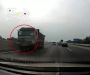 Video: Xe ben liều mạng chạy ngược chiều trên cao tốc, suýt gây thảm họa