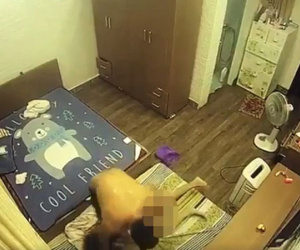 Chồng 'hờ' lột đồ vợ, ghì chặt đầu xuống sàn nhà rồi đánh đập dã man ngay trước mặt người giúp việc và con nhỏ