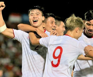 Duy Mạnh ăn mừng đầy cảm xúc khi có bàn thắng đầu tiên trong màu áo Đội tuyển Quốc gia