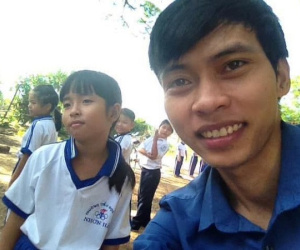 Phì cười trước chuyện anh trai là giáo viên chủ nhiệm, em gái bị phạt là liền chạy về mách bố mẹ
