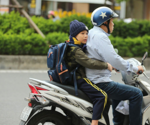 Miền Bắc nhiệt độ xuống 17 độ C, trẻ nhỏ co ro trong cái lạnh đầu mùa, người Hà Nội thích thú mặc áo ấm xuống phố