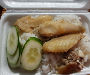 Đặt cơm gà trên mạng, cô nàng ngã ngửa khi nhận hàng có vỏn vẹn vài 'khúc xương' với giá 35k đồng khiến dân mạng cũng xót dùm