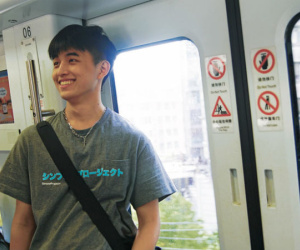 Vô tình va phải anh đẹp trai trên tàu điện ngầm, chị em hú hét: Con trai hay cười auto cộng 100 điểm thiện cảm anh ơi!
