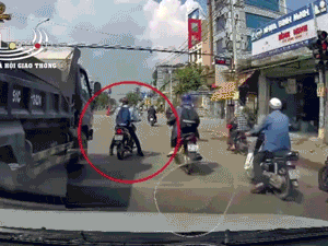 Video: Tài xế xe tải ép thanh niên chạy xe máy, người chứng kiến chỉ biết kêu 'trời ơi'