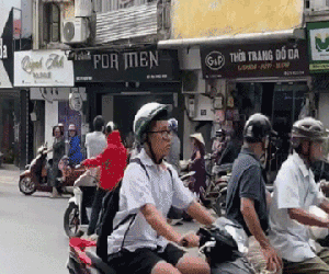 Clip: 2 người phụ nữ lao vào đấm đá và giật tóc nhau giữa đường phố Hà Nội mặc kệ nhiều người can ngăn