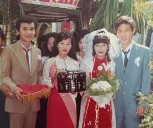 31 năm trước uống một cốc nước mía bên đường, người đàn ông mê luôn cô bán hàng, diễn một 'cú lừa' rồi thành công cưới về làm vợ
