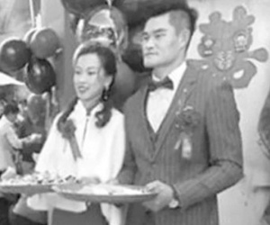 Chuẩn bị cưới vợ thì nghe tin có bé gái sắp chết đuối, chú rể không chút do dự nhảy xuống sông cứu