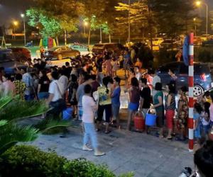 Chùm ảnh: Người dân Hà Nội rồng rắn xếp hàng giữa đêm, mang theo xô chậu đợi lấy nước sạch miễn phí