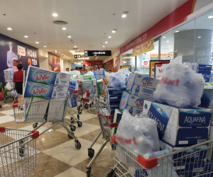Người dân Hà Nội quét sạch các siêu thị để tích trữ nước khoáng đóng chai sau sự cố nước sinh hoạt nhiễm dầu