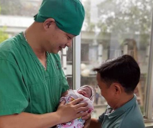Khoảnh khắc hớ hênh của sản phụ trẻ ở bệnh viện khiến dân tình nhìn thôi cũng xấu hổ