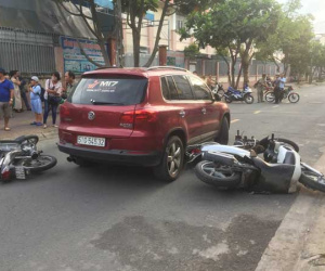 TP.HCM: Lái ô tô tông nhiều xe máy nằm la liệt, nữ tài xế còn xuống lớn tiếng với nhiều người