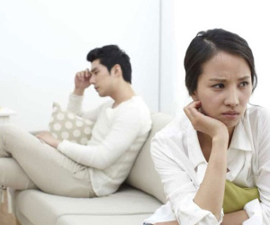 Mỗi sáng tôi bị đánh thức bởi cái mùi đặc trưng trong phòng ngủ, góp ý với vợ thì cô ấy không để tâm mà còn cho rằng chồng kỹ tính như đàn bà